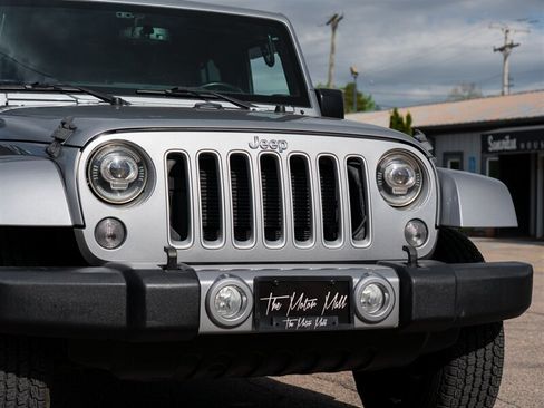 Used 2016 Jeep Wrangler Unlimited Sahara w/ Dual Top Group AWD/4WD image 9