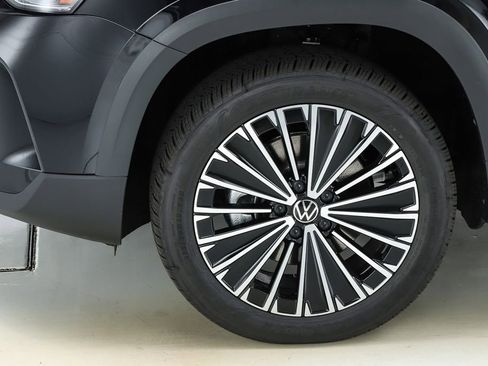 New 2026 Volkswagen Taos SE FWD image 42