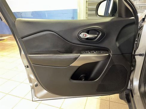 Used 2019 Jeep Cherokee Latitude w/ Cold Weather Group image 29