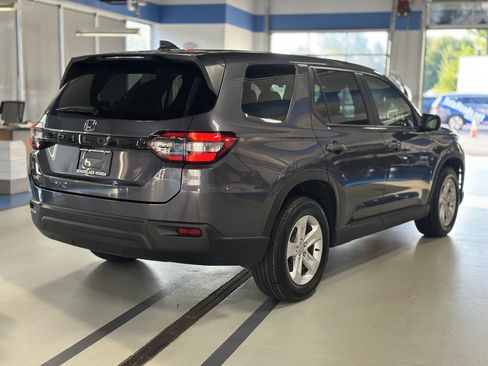 Used 2023 Honda Pilot LX image 5