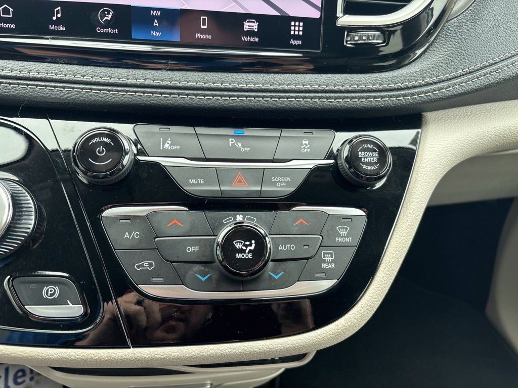 Used 2024 Chrysler Pacifica Limited FWD image 40