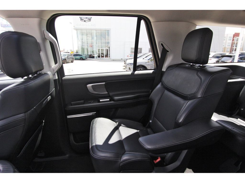 Used 2025 Ford Expedition Platinum AWD/4WD image 12