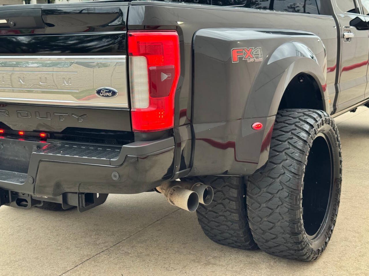 Used 2017 Ford F350 Platinum w/ Platinum Ultimate Package AWD/4WD image 18