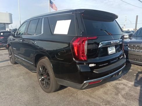Used 2023 GMC Yukon SLT w/ SLT Premium Package AWD/4WD image 3