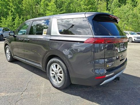 Used 2024 Kia Carnival LX FWD image 3