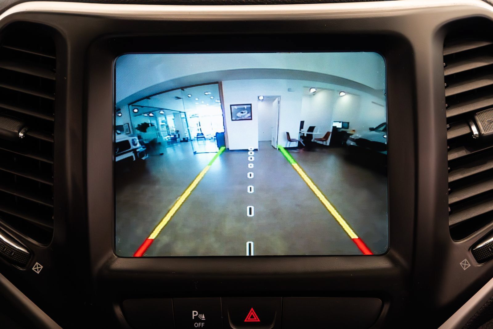Used 2018 Jeep Cherokee Trailhawk w/ Comfort/Convenience Group AWD/4WD image 13