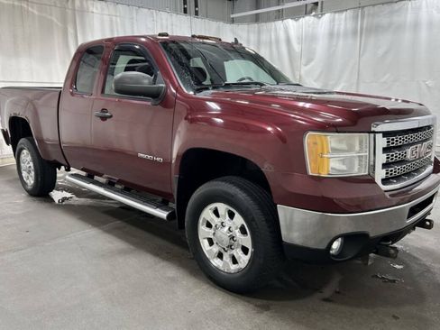 Used 2013 GMC Sierra 2500 SLE w/ SLE Preferred Package AWD/4WD image 4
