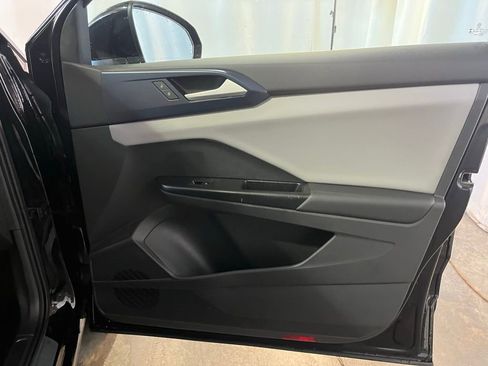 Used 2023 Volkswagen Taos SE w/ Panoramic Sunroof Package image 12