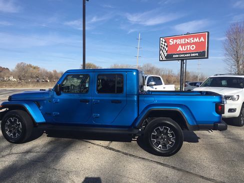 Used 2025 Jeep Gladiator Sport w/ Premium Package image 10
