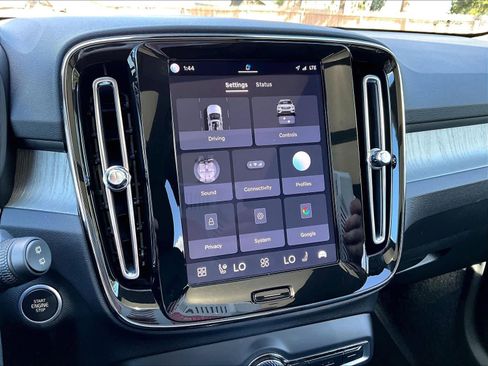 Used 2025 Volvo XC40 B5 Plus image 38