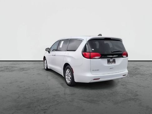 Used 2023 Chrysler Voyager LX FWD image 7