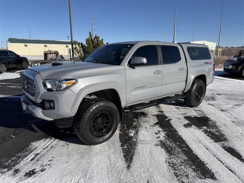 Used 2018 Toyota Tacoma TRD Sport image 4