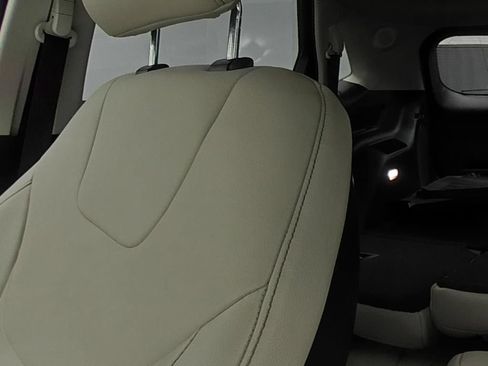 Used 2019 Ford Edge Titanium w/ Cold Weather Package AWD/4WD image 19