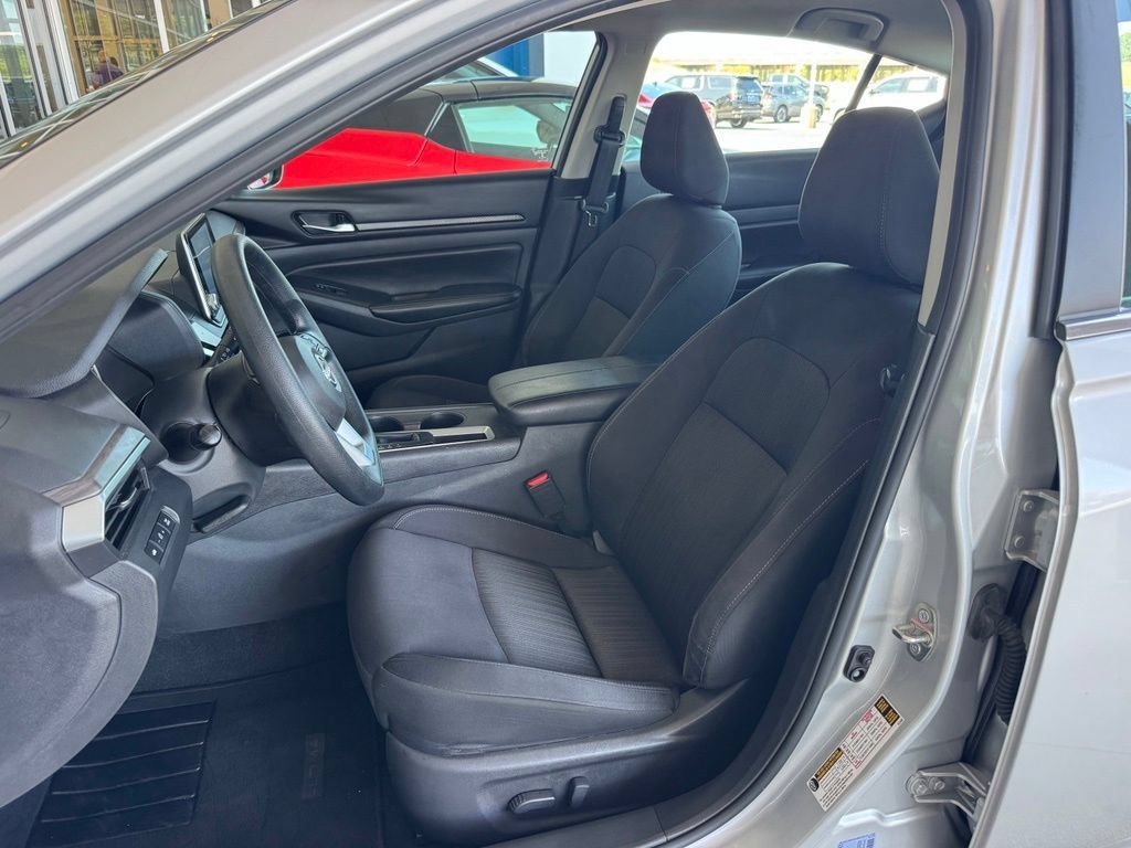 Used 2025 Nissan Altima 2.5 SV FWD image 16