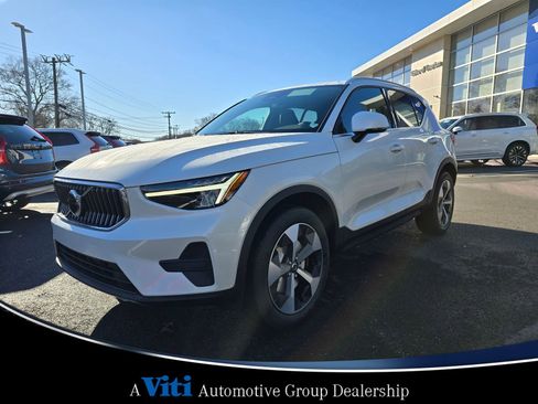 Used 2025 Volvo XC40 B5 Core w/ Protection Package Premier image 4