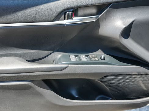 Used 2018 Toyota Camry SE FWD image 21