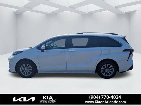 Used 2024 Toyota Sienna XLE FWD image 6