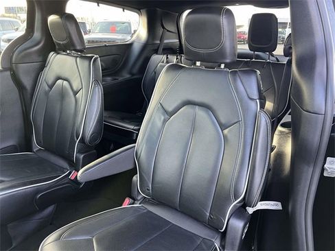 Certified 2025 Chrysler Pacifica Limited image 26