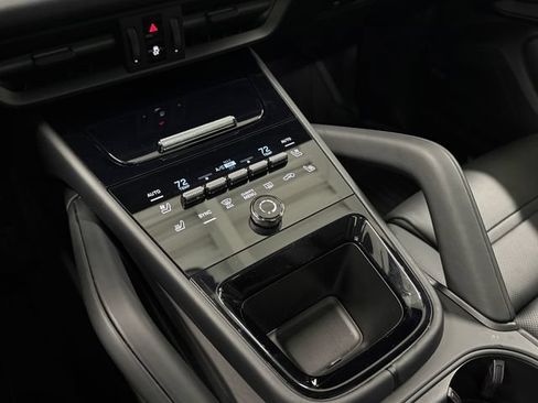 Certified 2026 Porsche Cayenne E-Hybrid Coupe AWD/4WD image 22