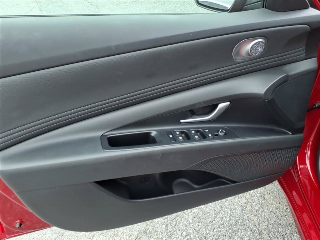 Used 2025 Hyundai Elantra SEL FWD image 16