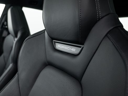 Certified 2025 Porsche Macan 4S Electric AWD/4WD image 20
