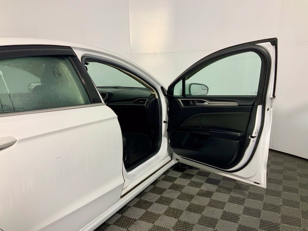 Used 2017 Ford Fusion SE FWD image 31