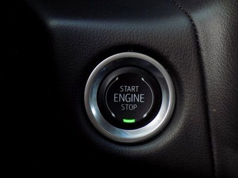 Used 2024 GMC Yukon XL SLT image 35