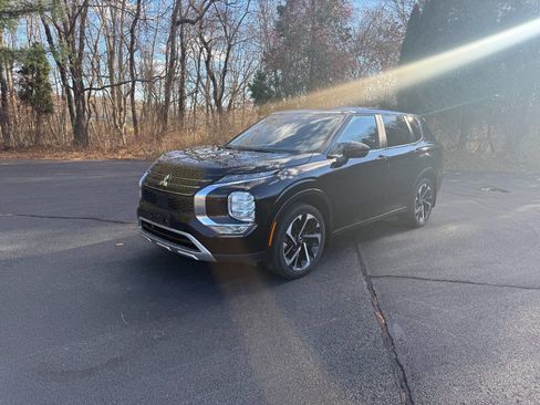 Used 2023 Mitsubishi Outlander SE image 3