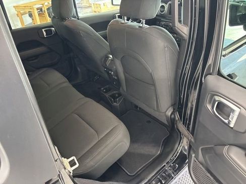 Used 2019 Jeep Wrangler Unlimited Sahara AWD/4WD image 27