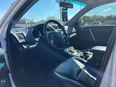 Used 2013 Toyota Highlander Plus image 8