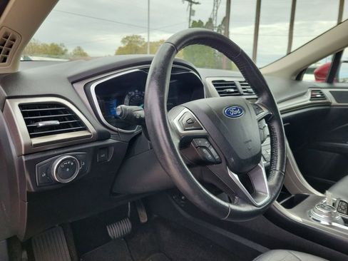Used 2018 Ford Fusion SE w/ Fusion SE Technology Package FWD image 18