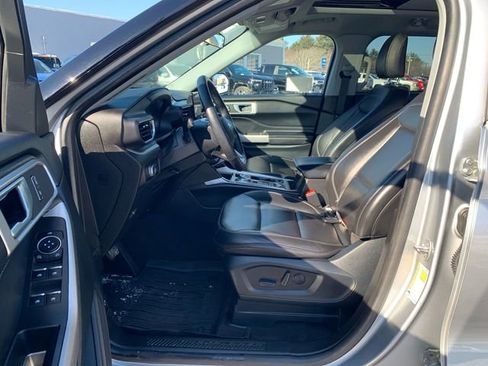 Used 2022 Ford Explorer XLT w/ Equipment Group 202A image 33