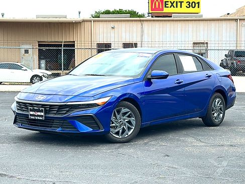 Used 2024 Hyundai Elantra SEL FWD image 2