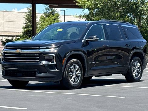 Used 2025 Chevrolet Traverse LT FWD image 16