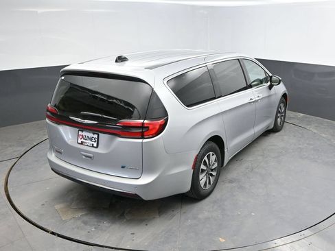 Used 2024 Chrysler Pacifica Limited FWD image 30