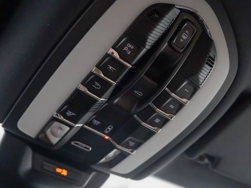 Certified 2025 Porsche Macan image 28