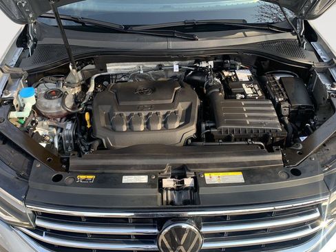 Used 2024 Volkswagen Tiguan SE w/ Panoramic Sunroof Package AWD/4WD image 12
