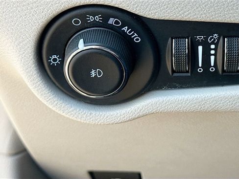 Used 2024 Chrysler Pacifica Touring-L FWD image 35