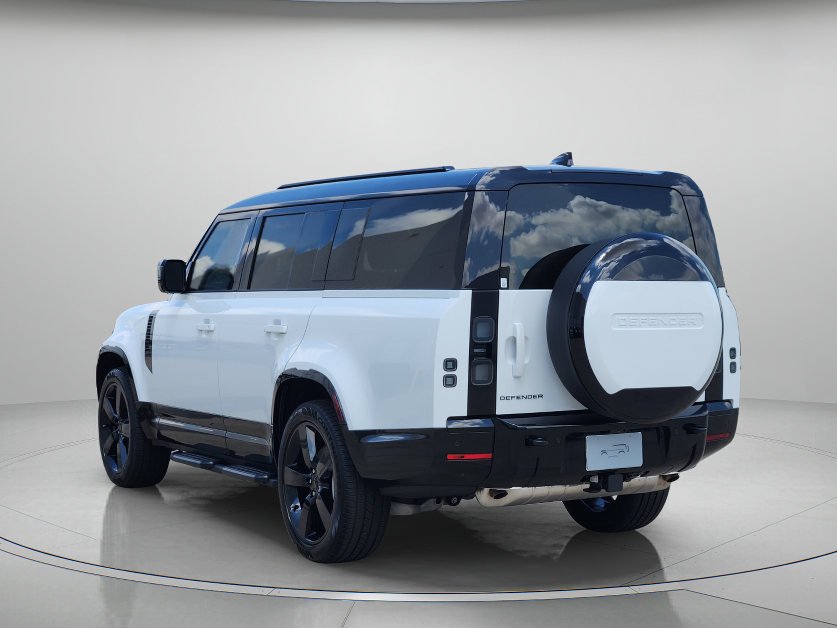 New 2026 Land Rover Defender 130 X-Dynamic SE AWD/4WD image 3