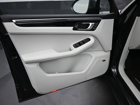 New 2025 Porsche Macan image 18