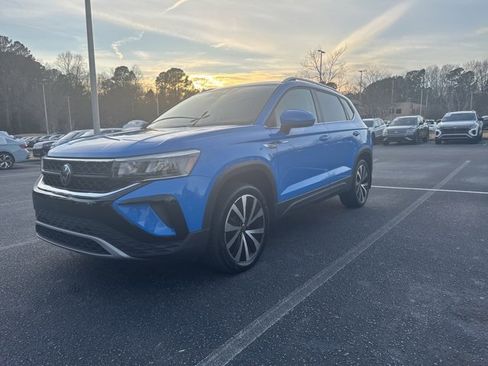 Used 2023 Volkswagen Taos SE w/ Panoramic Sunroof Package image 12