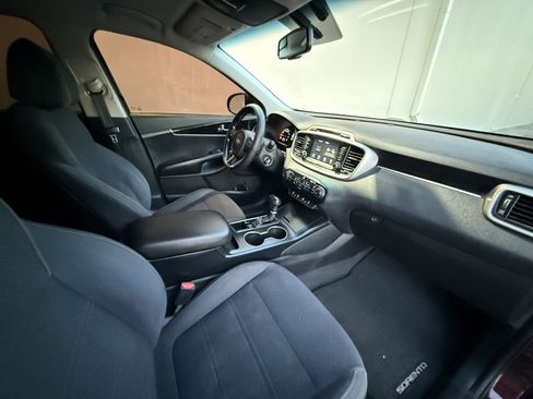 Used 2018 Kia Sorento LX image 13