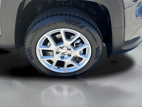 Used 2023 Jeep Renegade Latitude w/ Sun & Fun Group image 19