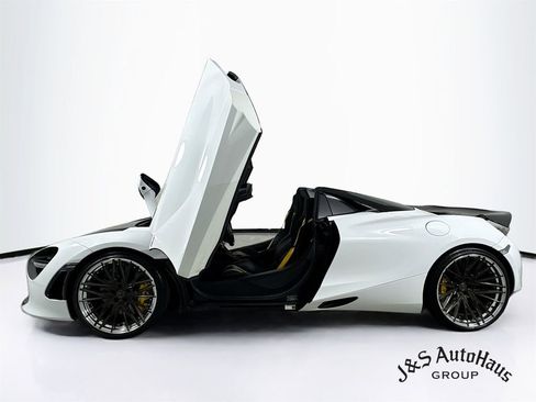 Used 2022 McLaren 720S Spider image 4