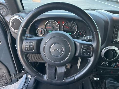 Used 2016 Jeep Wrangler Unlimited Rubicon w/ Connectivity Group image 18