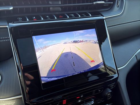 New 2025 Jeep Grand Cherokee Altitude AWD/4WD image 17