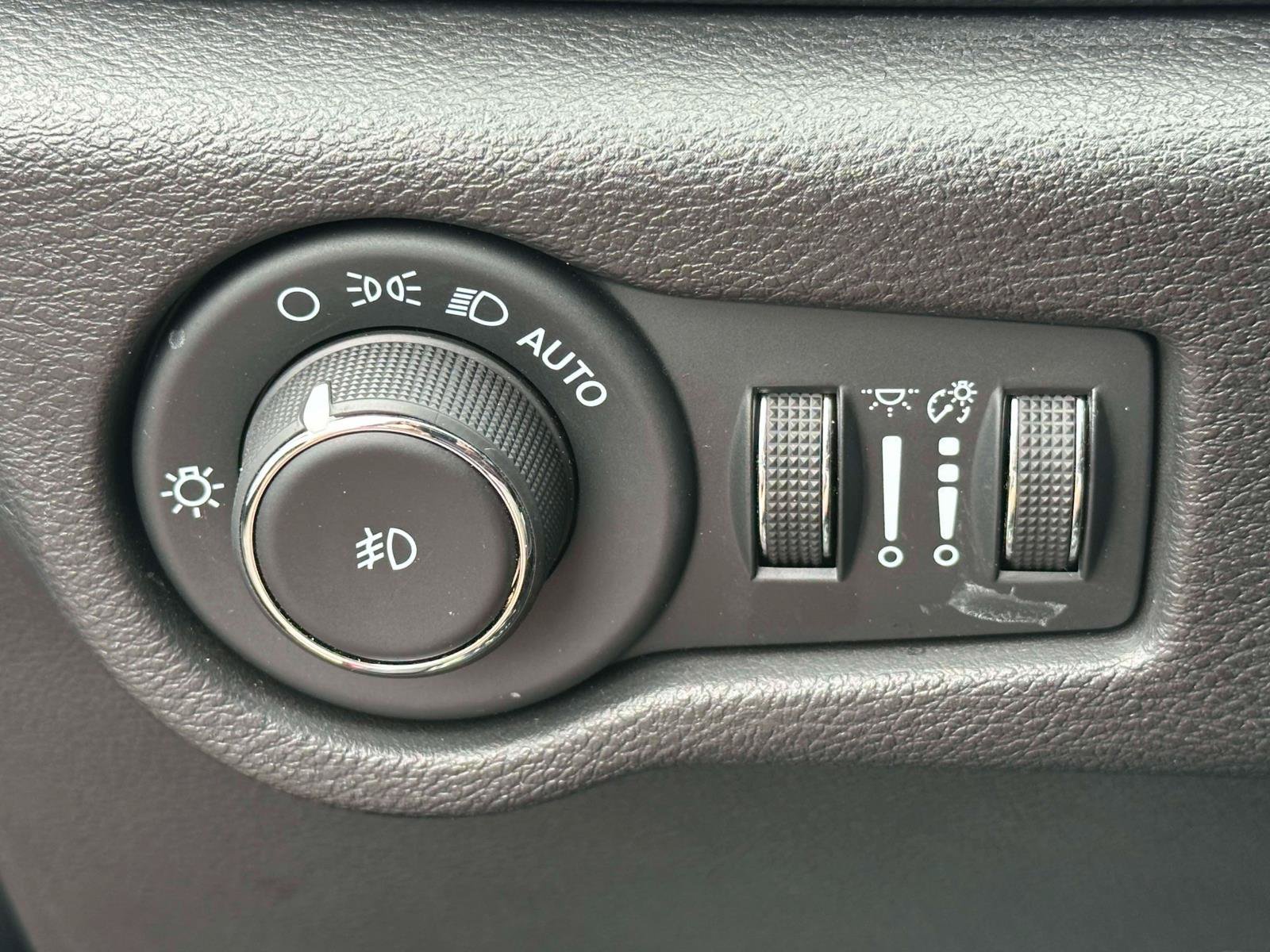 Used 2023 Chrysler Pacifica Limited w/ S Appearance Package FWD image 19