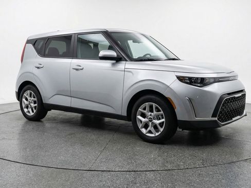 Used 2025 Kia Soul LX w/ LX Technology Package FWD image 1