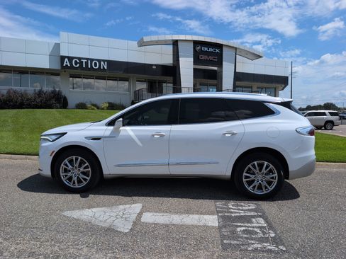 Used 2024 Buick Enclave Essence w/ Experience Buick Package FWD image 2