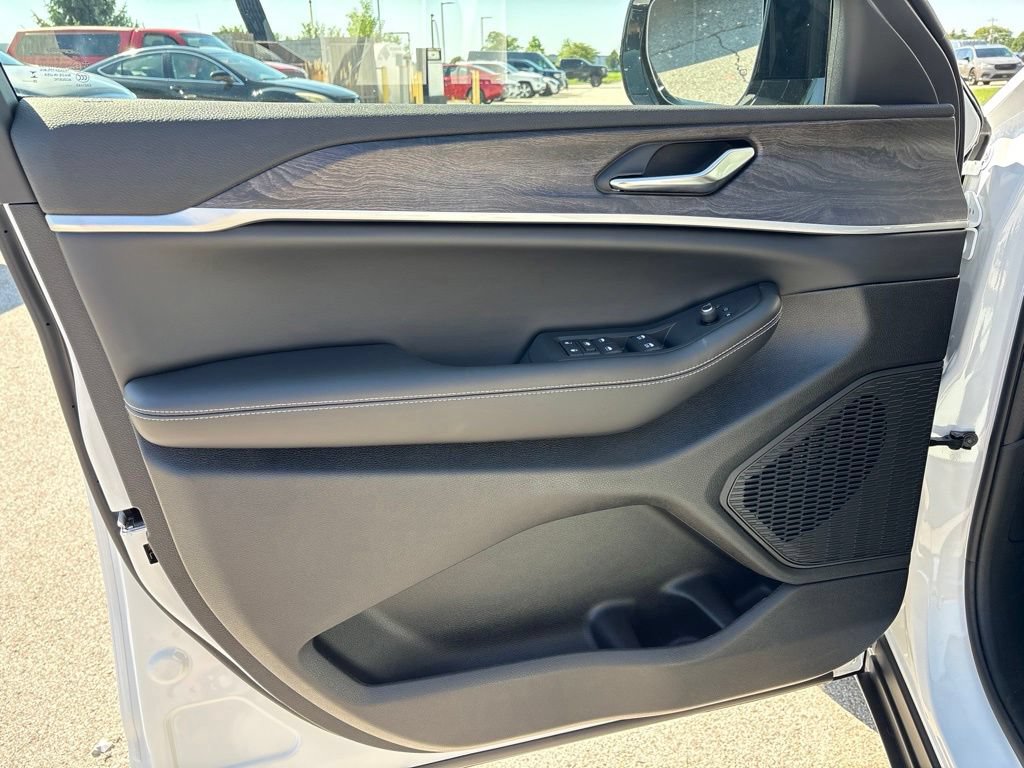 New 2026 Jeep Grand Cherokee Altitude AWD/4WD image 9